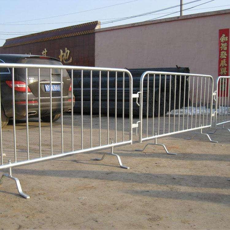 Temporary fence with concrete filled plastic feet and clamps 3