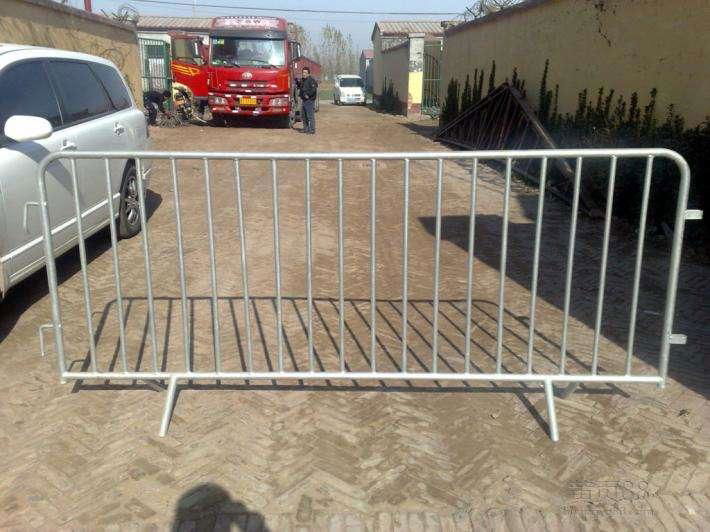 Temporary fence with concrete filled plastic feet and clamps 4