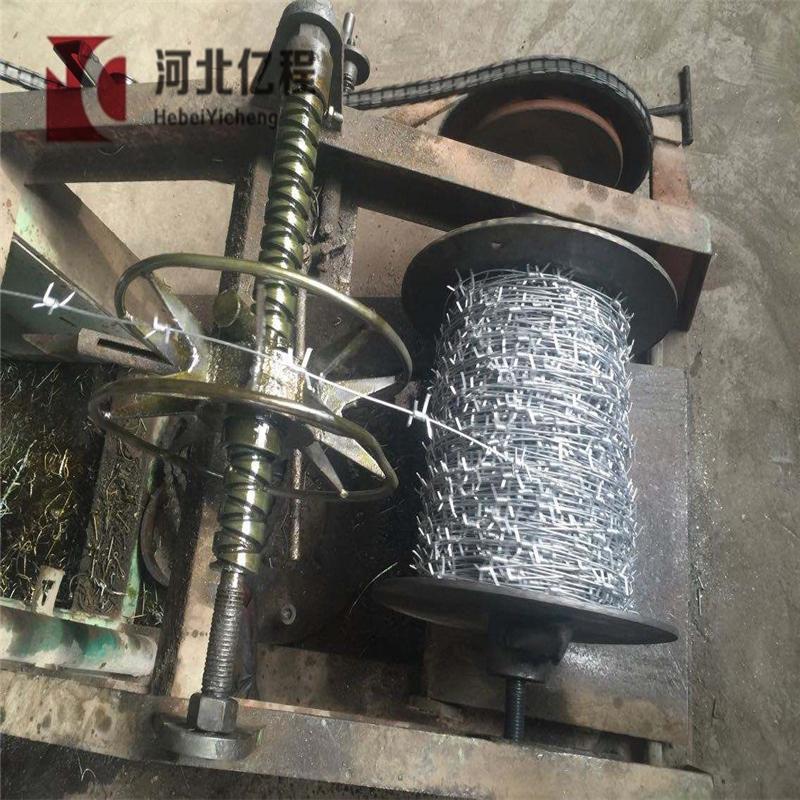 Galvanized or PVC coated Single twist barbed wire and double twist barbed wire 2