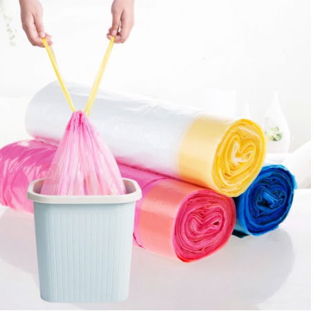 Drawstring garbage bag on roll