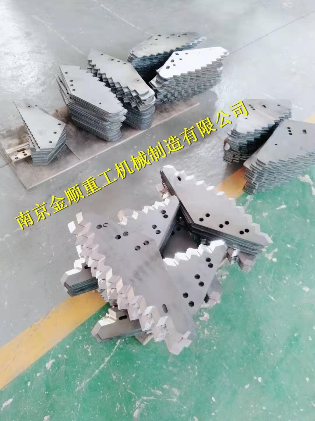 Serrated blade of feed mixer