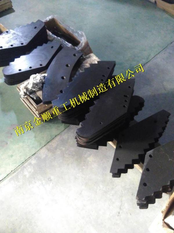 Serrated blade of feed mixer 2