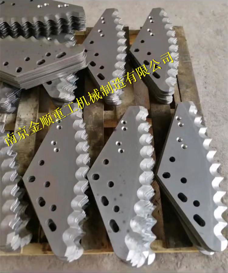 Serrated blade of feed mixer 4