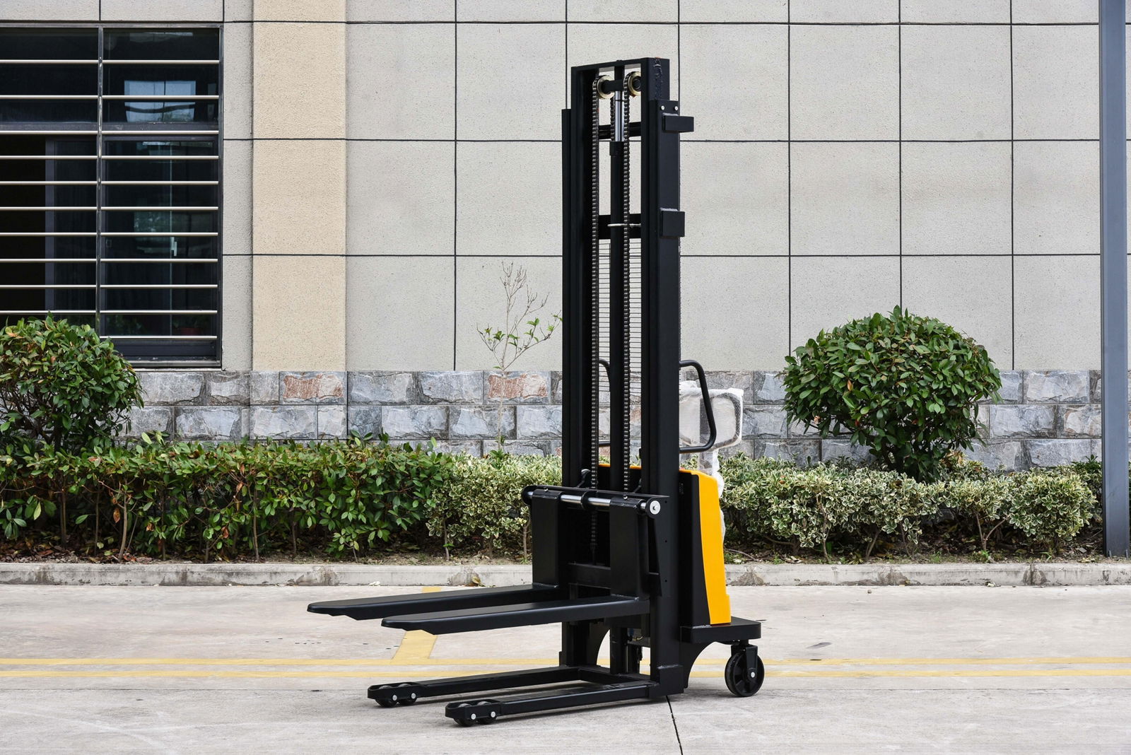 Electric forklift 2T hydraulic lifting stacker 1.5T semi-automatic stacker  5
