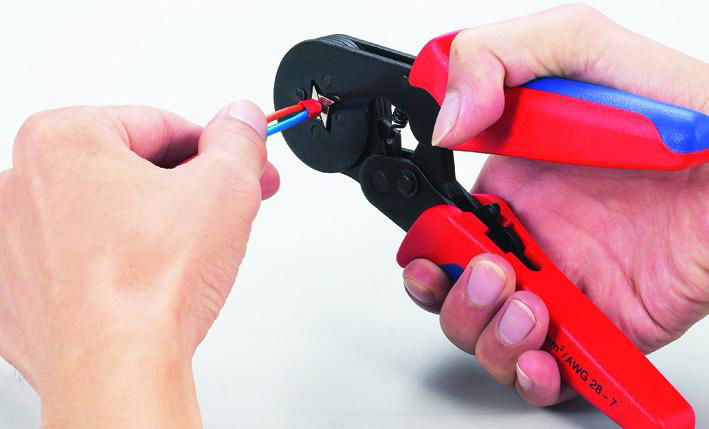 MINI-TYPE SELF-ADJUSTABLE CRIMPING PLIER