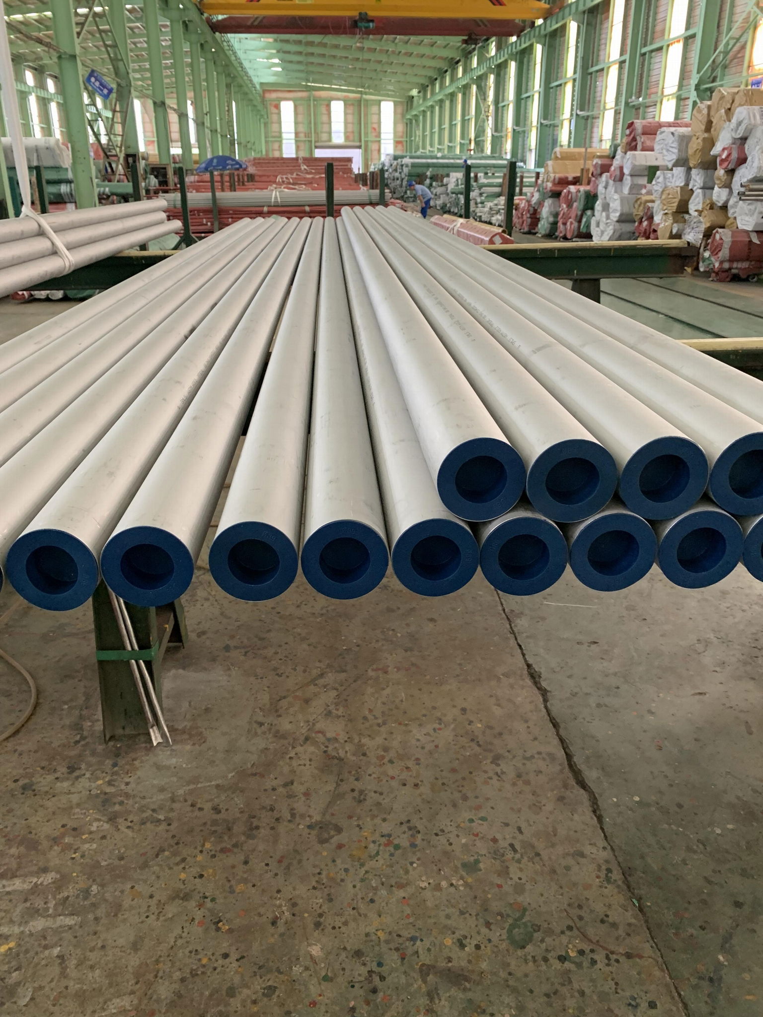 stainless steel seamless pipe in stockist distributor manufacturer