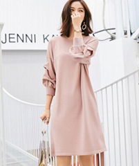 Mid-length loose knit dress with pleated design 