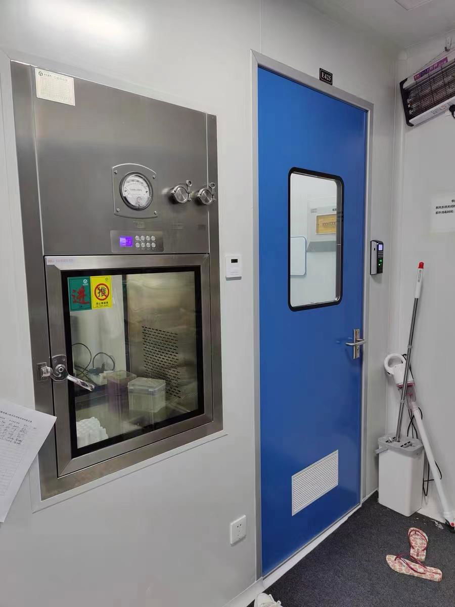 工人測量洞口定做淨化門潔淨氣密門供應醫院病房間醫用鋼質門 5