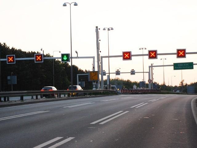 Motorway Red Cross Green Arrow Traffic Signal Lane Control Sign 4