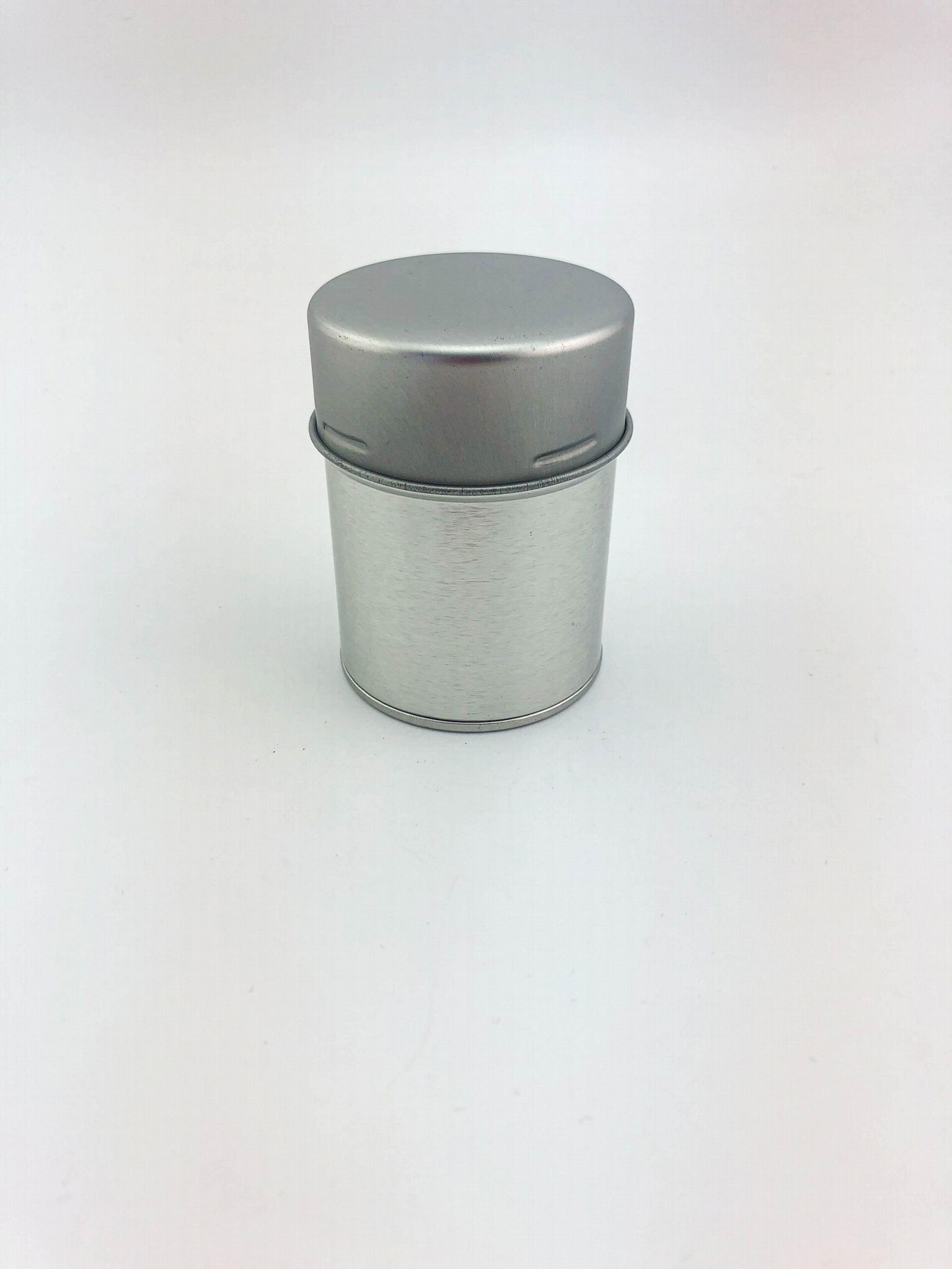 Metal round spice tin with dispenser 2