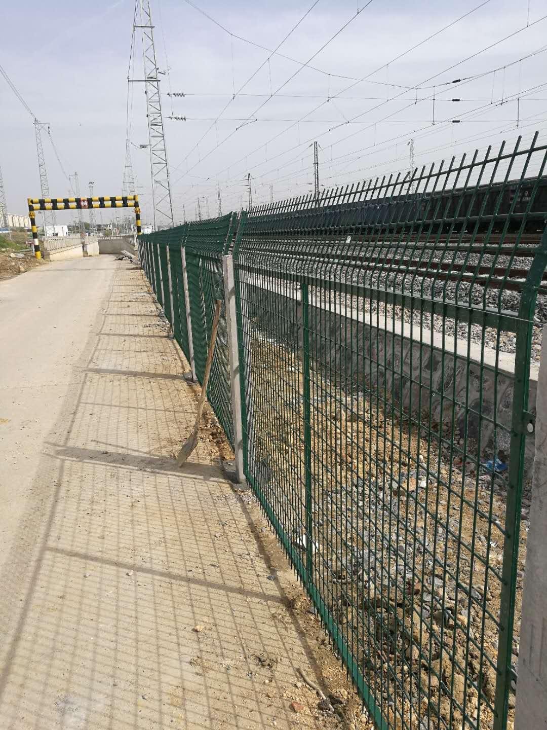 浸塑护栏网围栏网车间隔离网安装施工 3