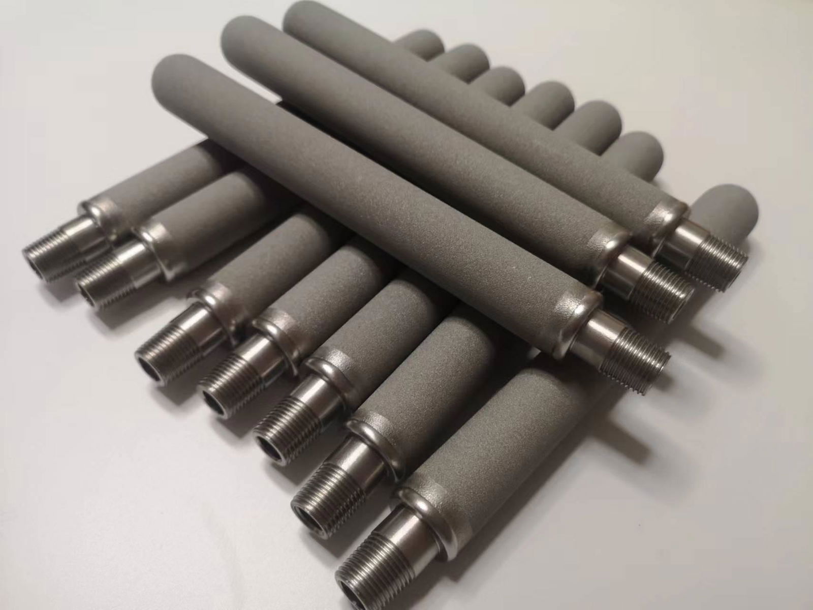 Sintered titanium rod filter for air filtration