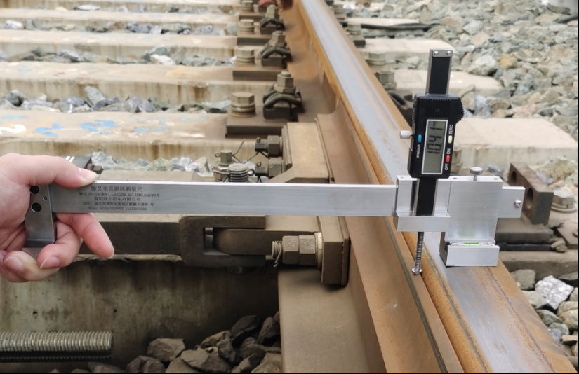 Digital Rail Frog Wear Gauge