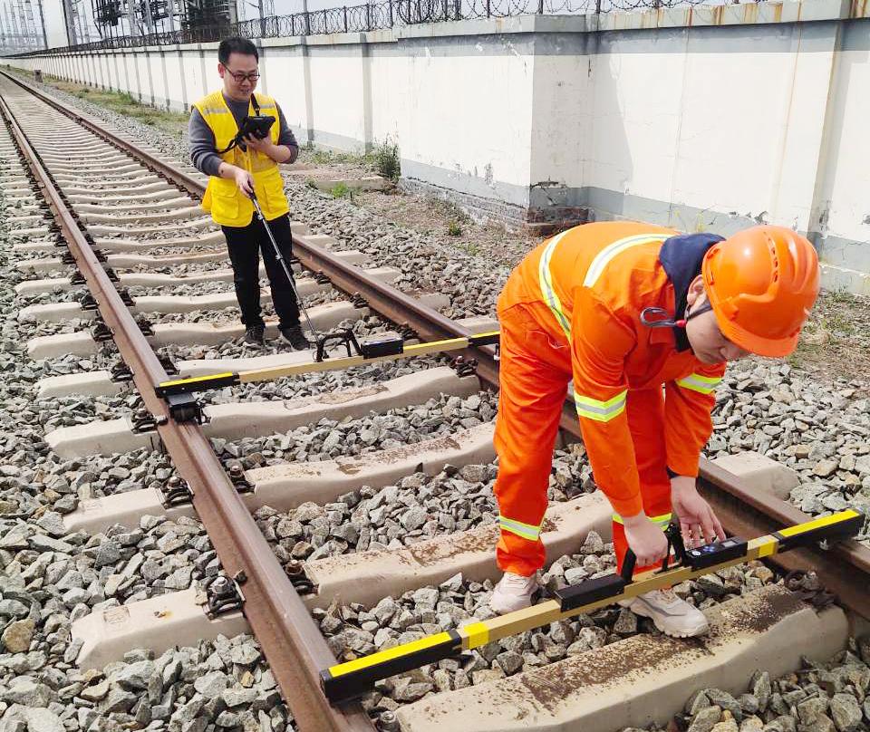 Railway Digital Rolling Track Gauge for Track Geometry Measurement 2