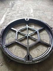 Round manhole cover