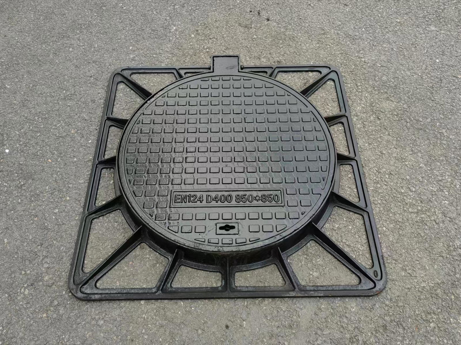 D400 Ductile iron manhole cover 