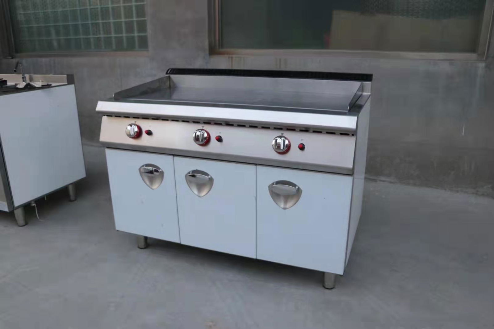 stainless steel electric  or gas  griddle range  2