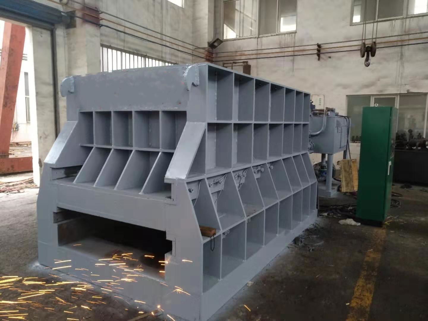 horizontal container shear for used metals 