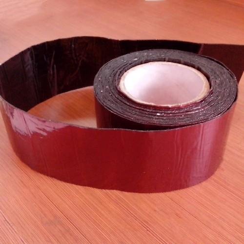 Self-adhesive bituminous sealing tape