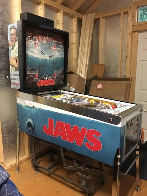 Stern jaws pinball machine