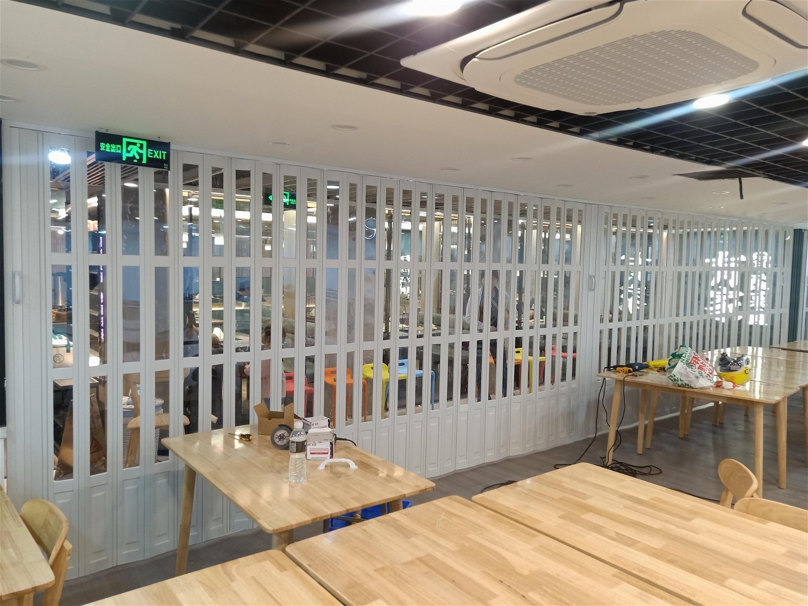 上海PVC折叠门咖啡色折叠门商场客厅隐形折叠门 1