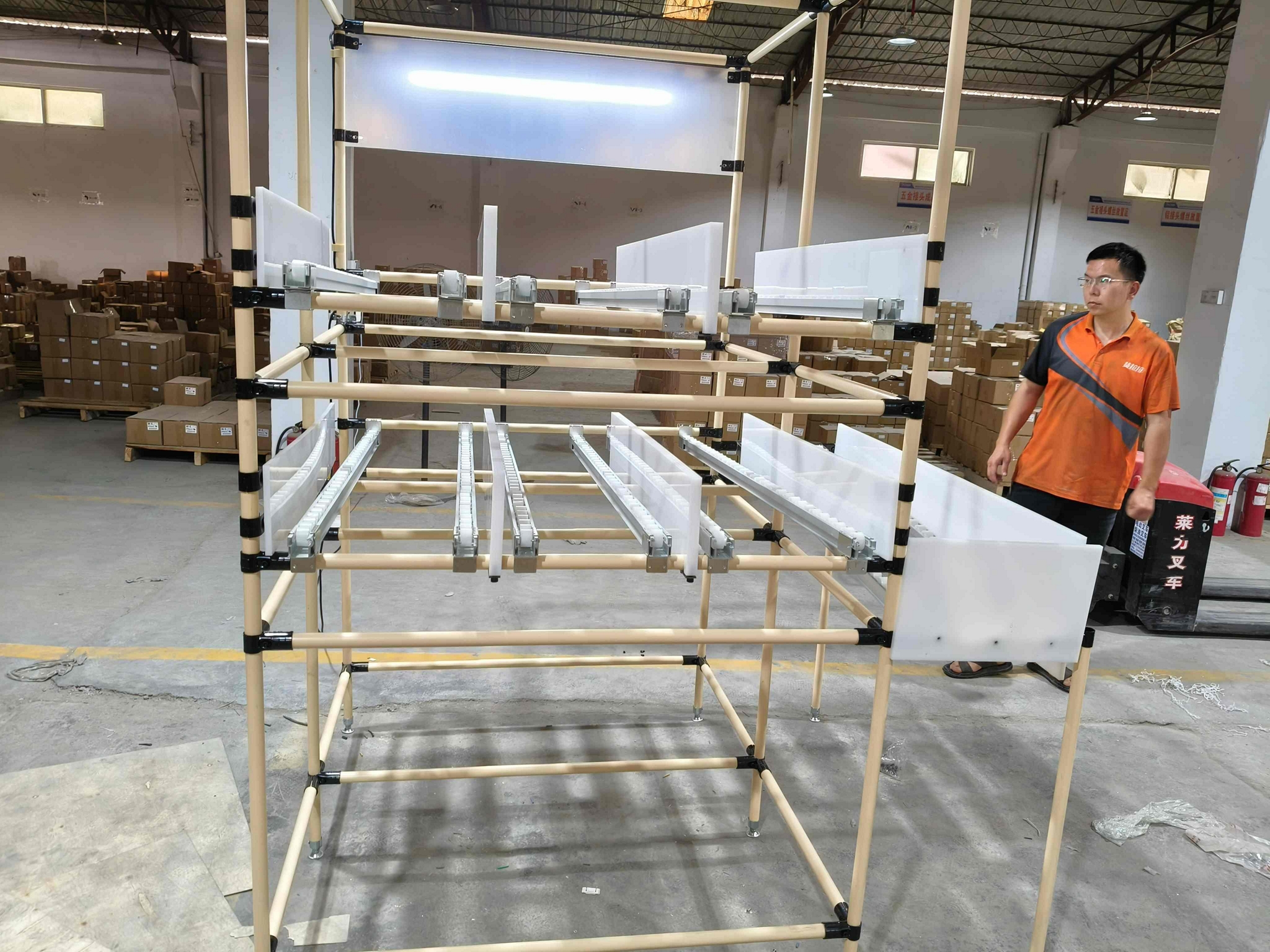 源头工厂PE版流利条米黄色货架组装可拆复合管工作台带灯现货可定 2