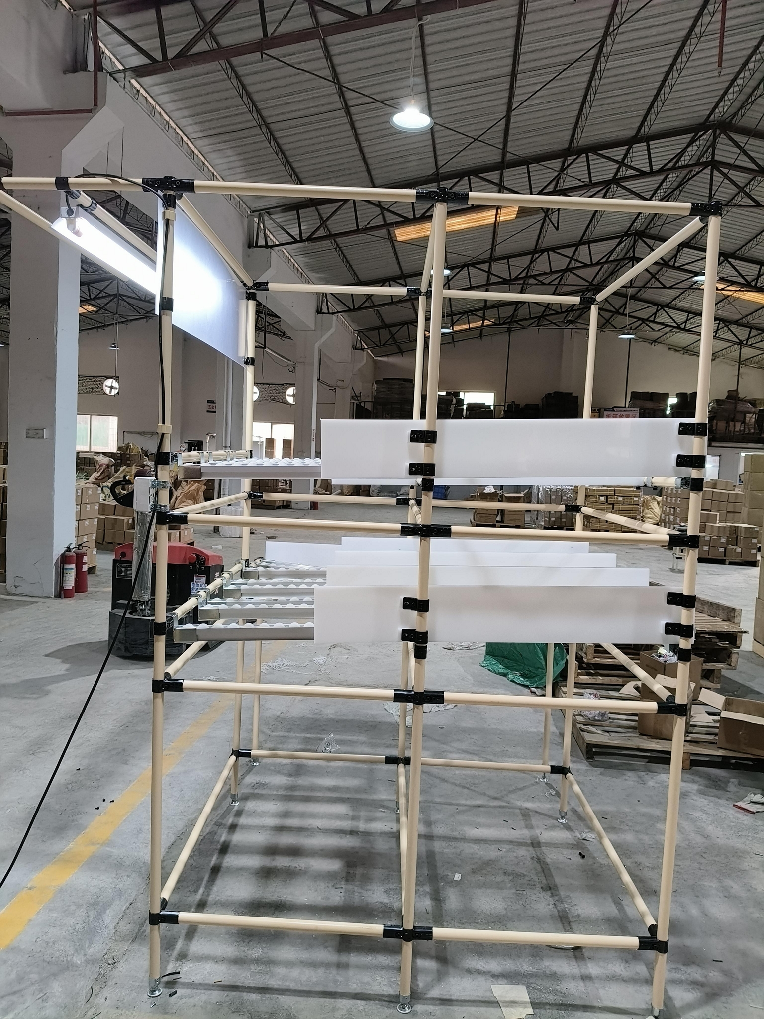 源头工厂PE版流利条米黄色货架组装可拆复合管工作台带灯现货可定 3