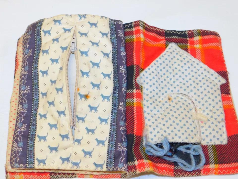 SWEET Vintage 1950s Handmade CHILDS ACTIVITY QUIET TIME Cloth Book Tricky Dogs 2