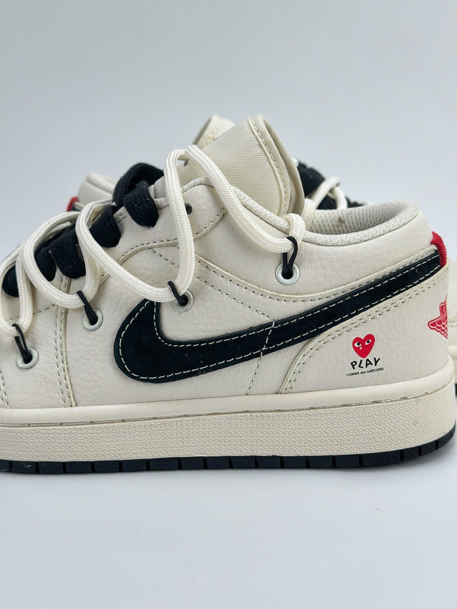 Travis Scott x      Air Jordan 1 Low x         5