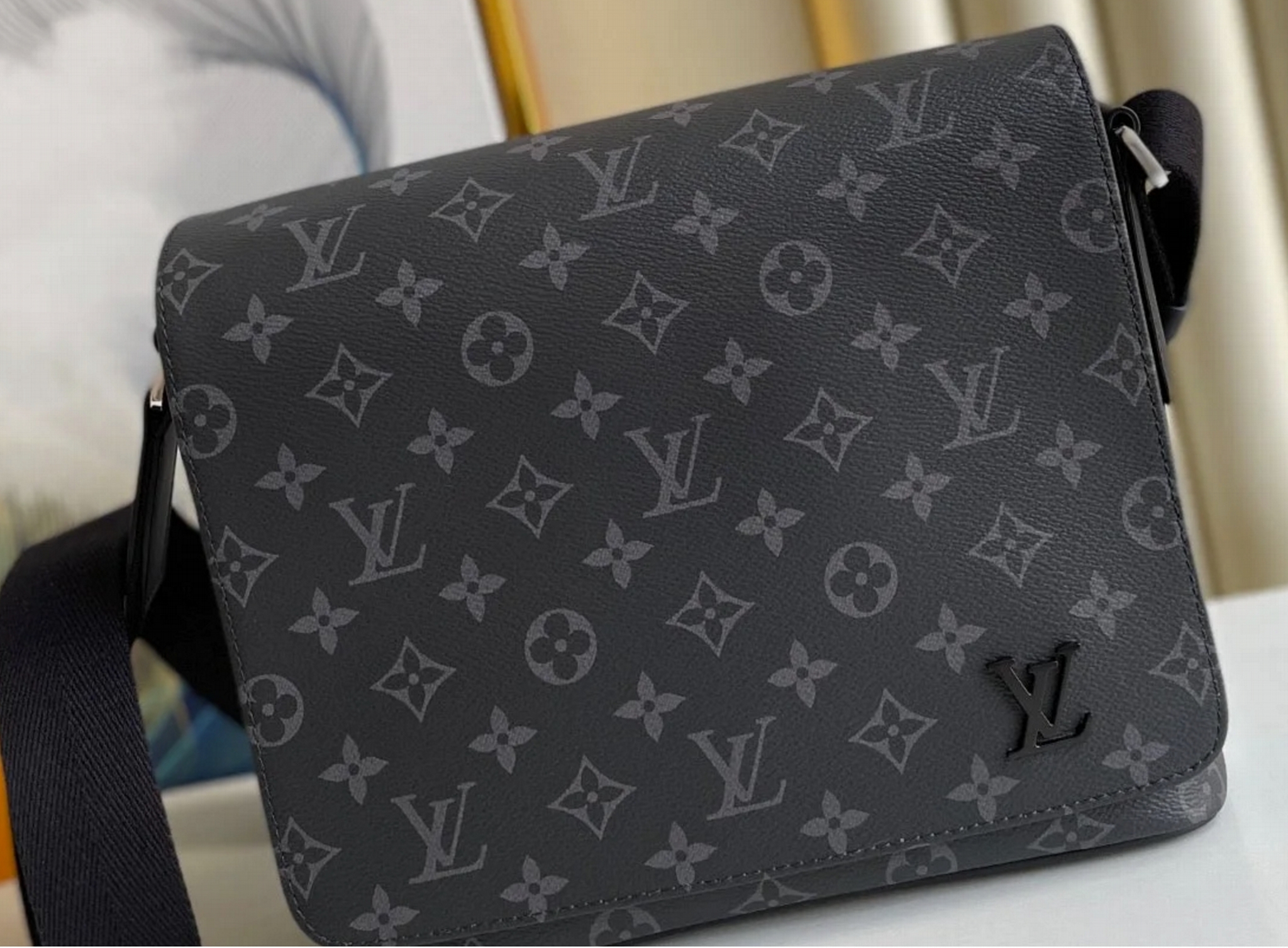 Louis Vuitton M45272 District PM 25cm LV women designer luxury fashion handbag 