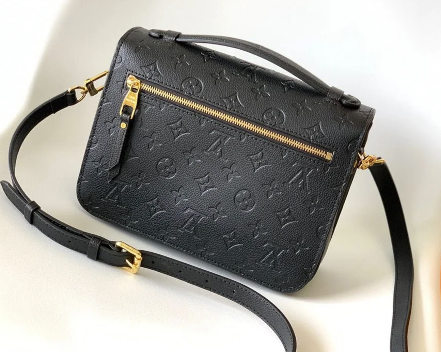 Louis Vuitton Pochette Métis Handbag M41487 29cm Black LV women fashion design 