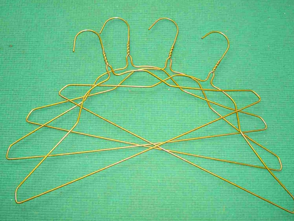 18'' 13G gold shirt hanger (bell shaped)