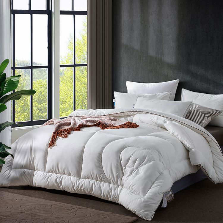 All Season Custom Hotel Soft Lamb Wool Polyester Bed Quilt Wool Comforter 2
