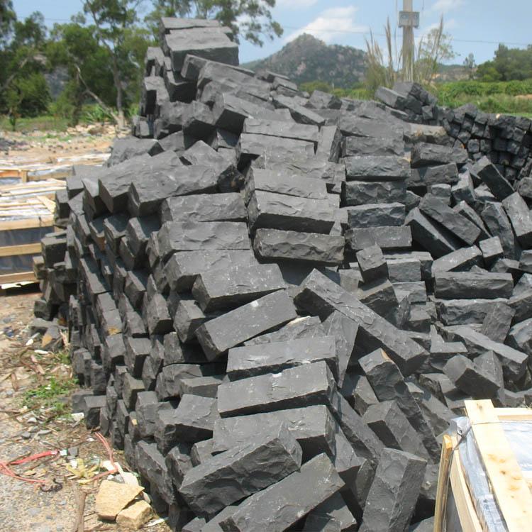 natural split black basalt stone palisade 2