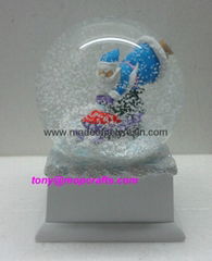 Polyresin Christmas snow ball with music base