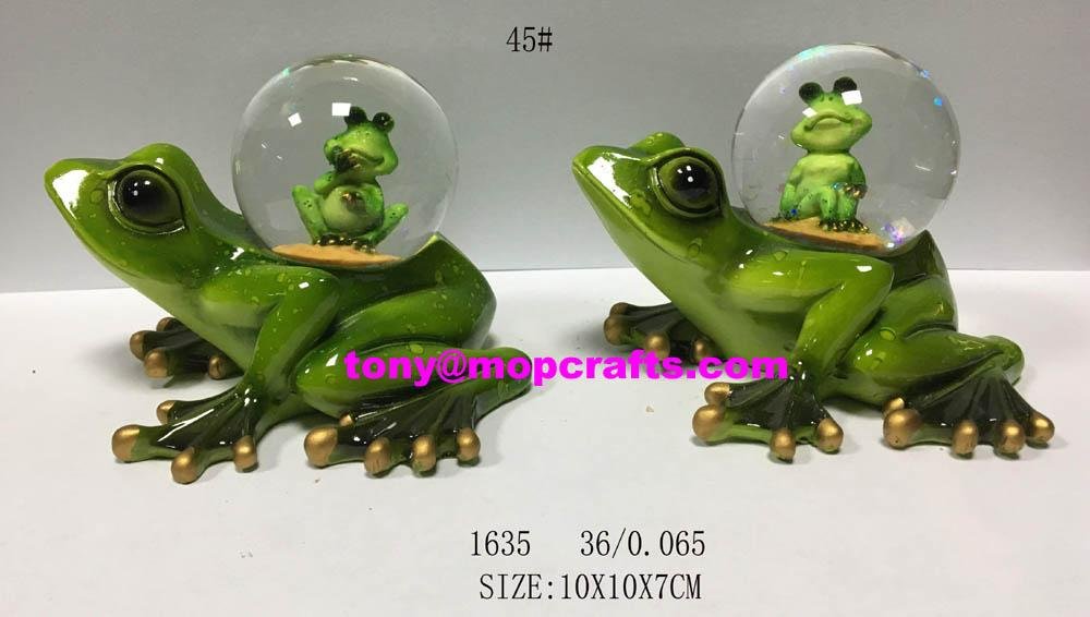 Green frog statue with snow ball crafts 1