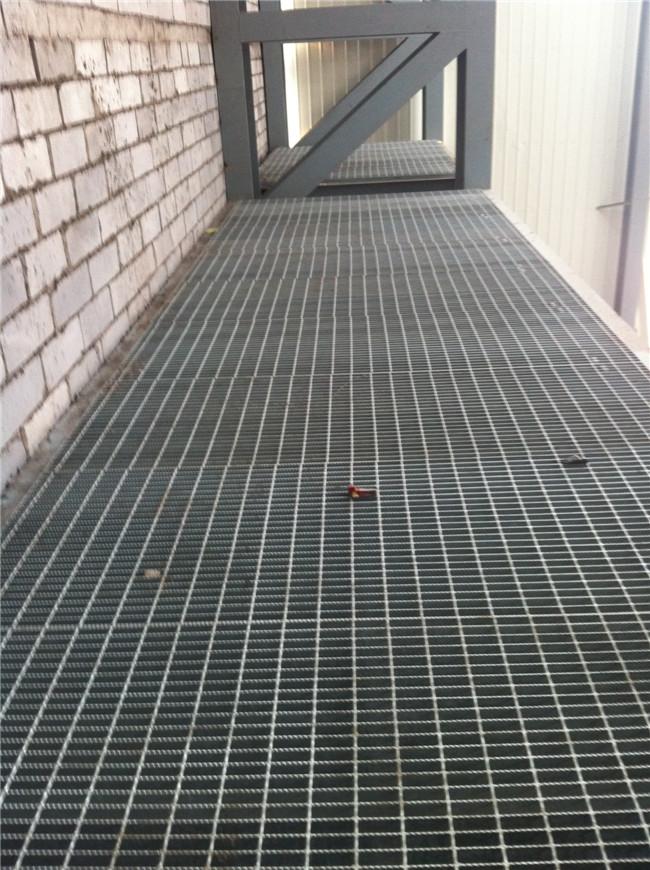 Galvanized steel grating