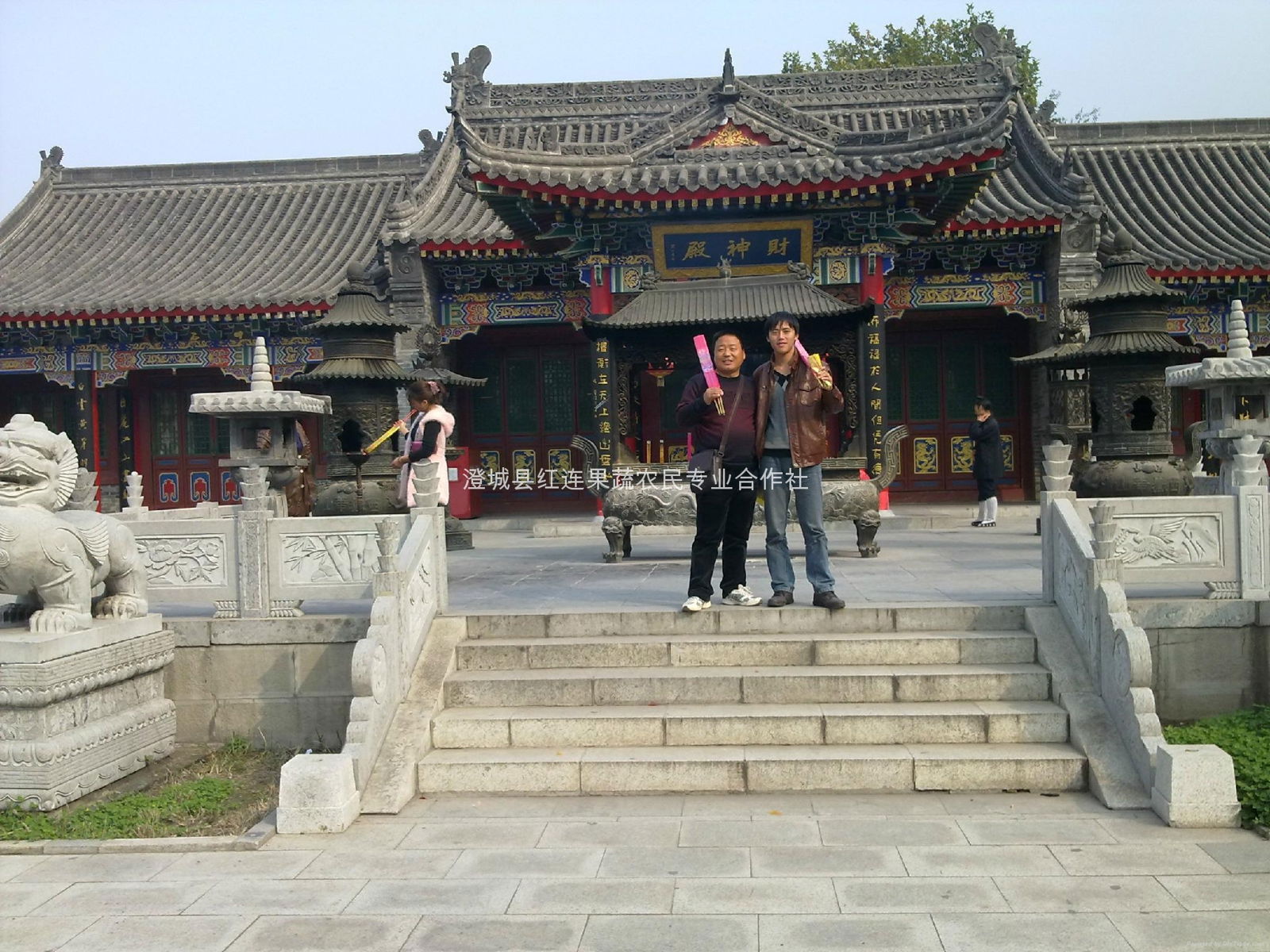 Group photo with the foreign guests and translation