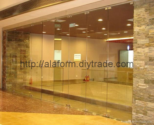 Frameless  Glasss  Bifolding  Door  Systems 4