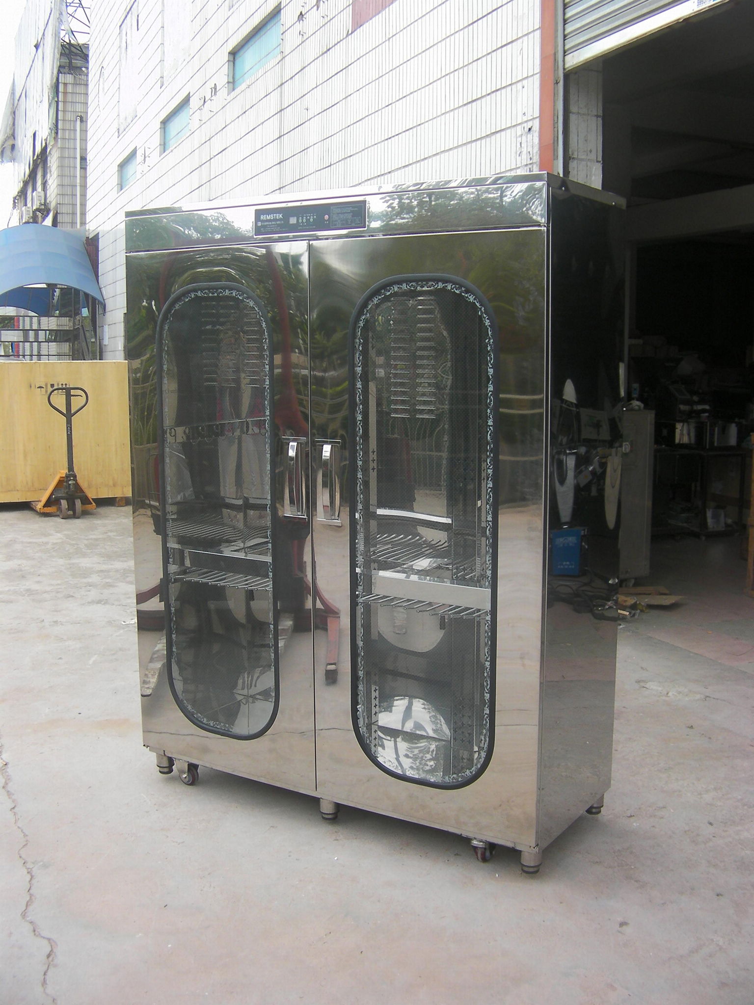 Ultraviolet  drying disinfection cabinet. 2