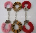 85G METAL HANDCUFF WITH COLOR FUR 2