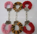 85G METAL HANDCUFF WITH COLOR FUR
