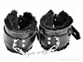 66071 FURRY LEATHER WRIST CUFFS, BLACK