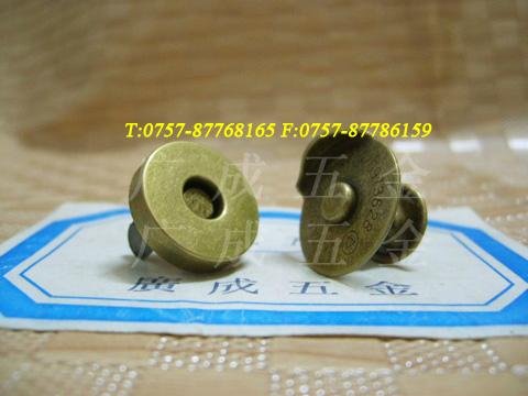 Magnetic buckle of cover rivet