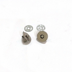 Magnetic buckle of cover rivet