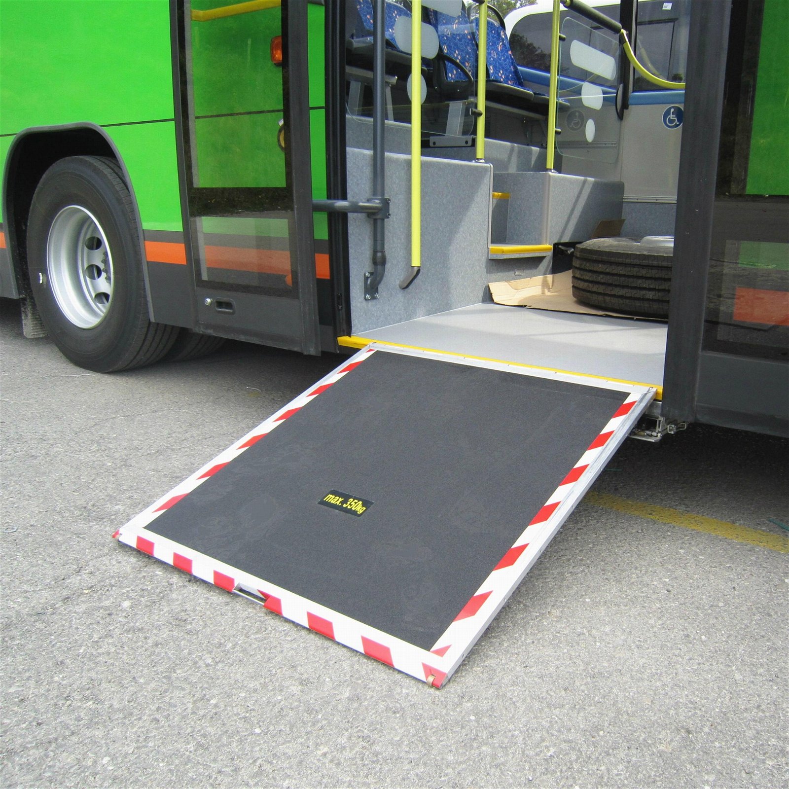低地板客车残疾人轮椅上车斜坡板 电动升降导板 2