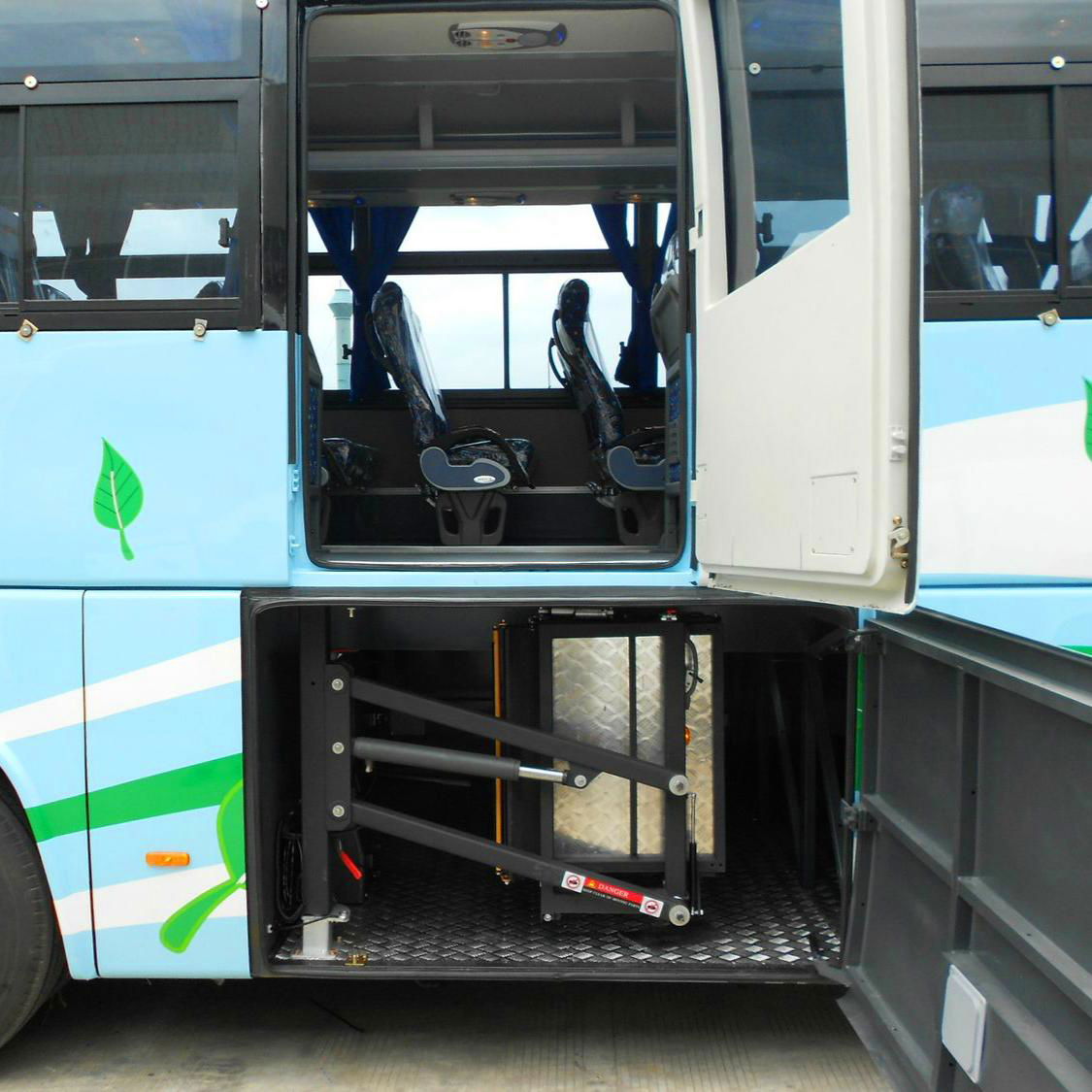 CE certified Hydraulic Wheelchair Lifts for Tourist Bus and Coach 3