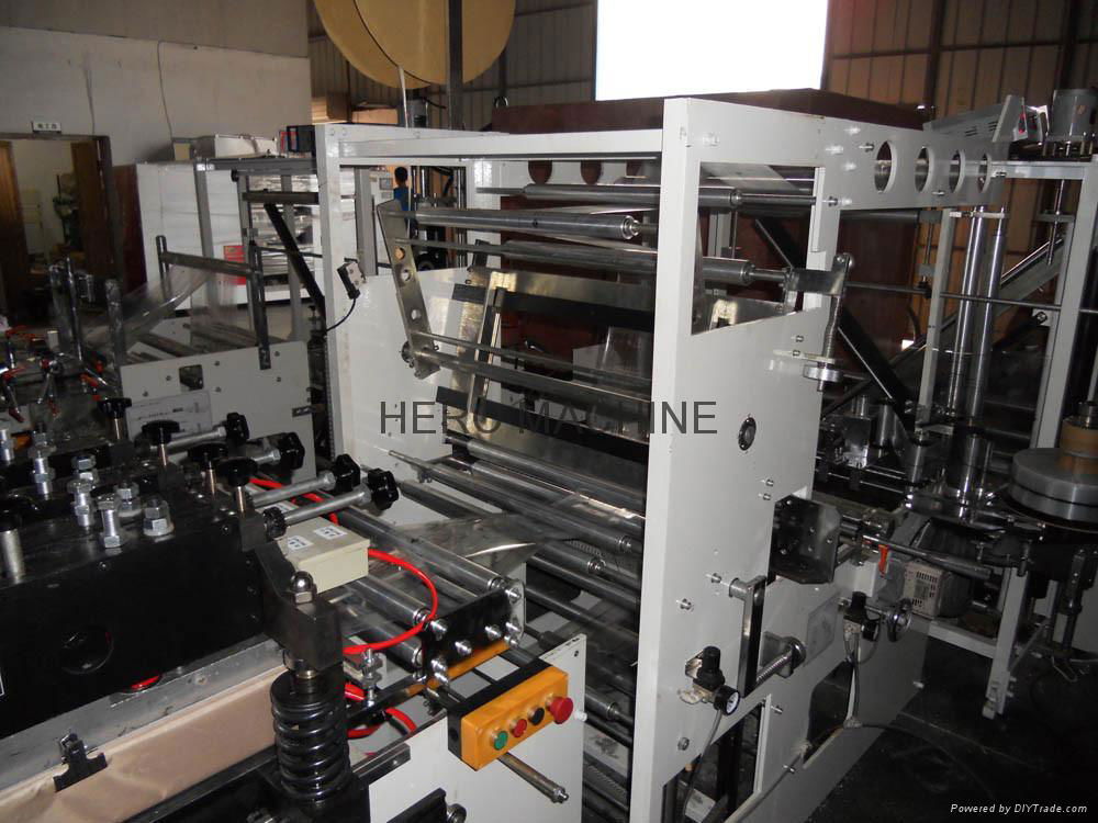 High-speed three-servo Three-side Sealing Zipper Standing Bag-making Machine 3