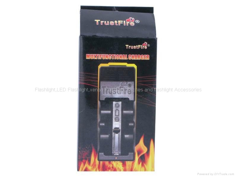 TrustFire TR-005 多功能充电器 4