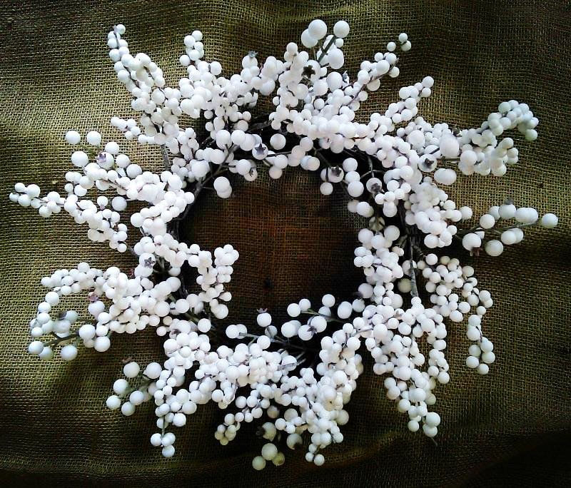 WHITE BERRIES WREATH FOR CHRISTMAS